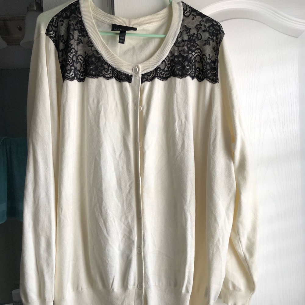 Créame with black lace sweater